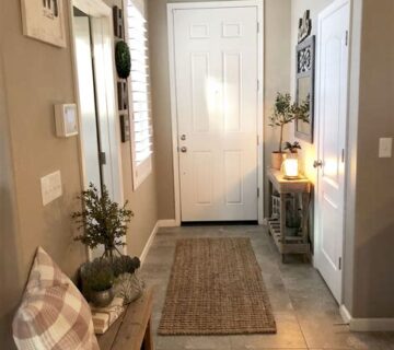 How to Decorate a Foyer?